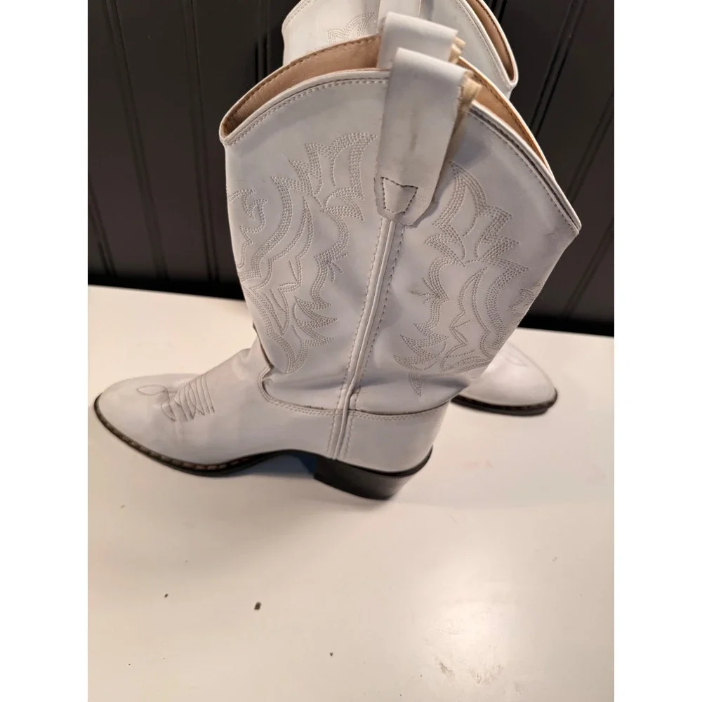 Shyanne White Faux Leather Western Cowboy Boots Size 5.0-D BVJ9134